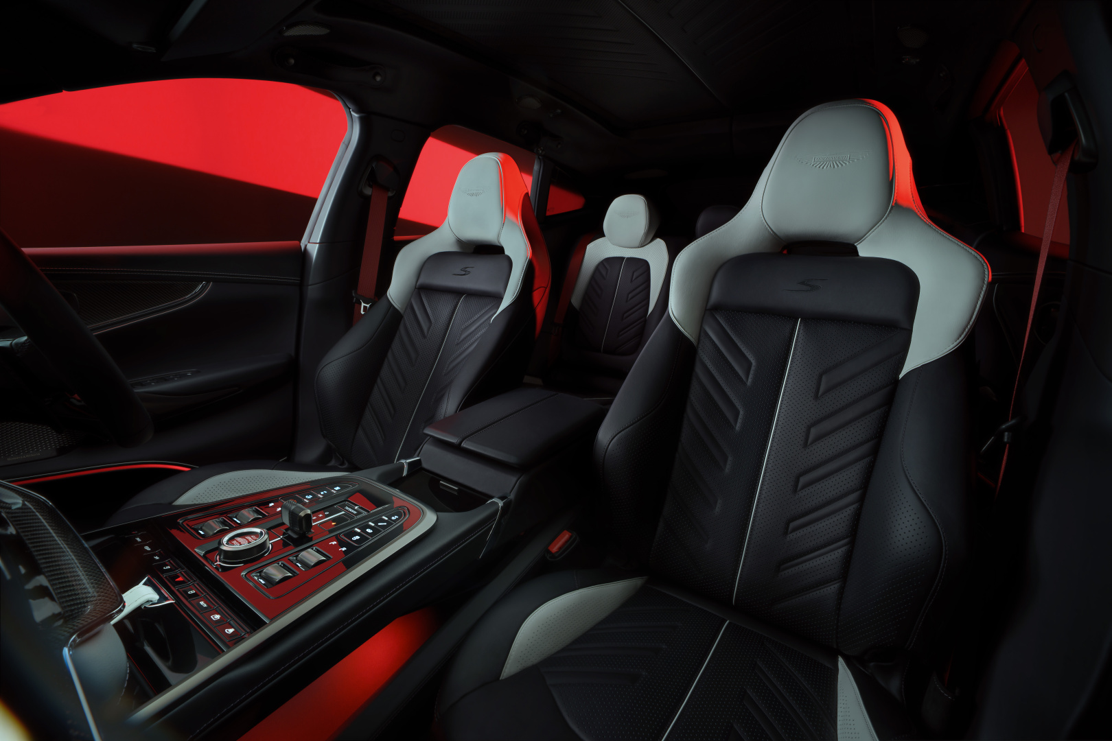 SMALL_Aston Martin DBX S_18